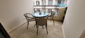 莫莱拉Luxury apartment in the heart of Moraira & 200mtrs from the sea的用餐室的桌椅