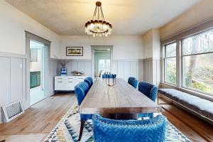 塔科马Tacoma Garden Hideaway的一间带木桌和蓝色椅子的用餐室