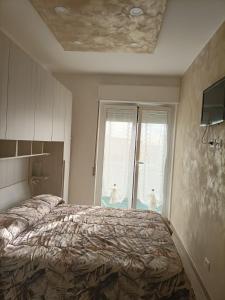 圣雷莫Casa Bonello 12的一间卧室设有一张床和两个窗户。