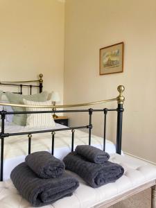 莫珀斯Meldon Cottage in Morpeth, Northumberland的一间卧室配有一张带两个枕头的床