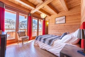 瓦尔Chalet Mountainside avec sauna et jacuzzi à 200m des pistes的一间设有床铺的卧室,位于带窗户的房间内