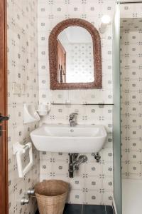 安科纳Casale della Luna的一间带水槽和镜子的浴室