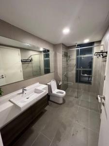 努沙再也Teega Suites #3101 Puteri Harbour Iskandar Puteri的一间带水槽、卫生间和淋浴的浴室