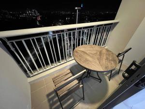 努沙再也Teega Suites #3101 Puteri Harbour Iskandar Puteri的美景阳台的桌椅