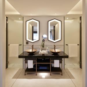 清迈Aleenta Retreat Chiang Mai的浴室设有2个水槽和2面镜子