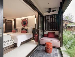 清迈Aleenta Retreat Chiang Mai的酒店客房设有两张床和一个阳台。