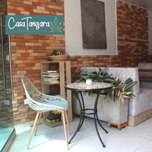 麦德林Casa Tangara Café y Hospedaje的一张桌子和两把椅子坐在沙发旁