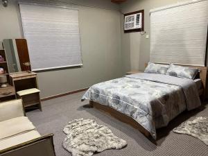 吉达Delta的一间卧室设有一张床和一个大窗户
