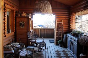 丰罗默奥代洛维亚Chalet Shaimoa的小屋内带椅子和窗户的房间
