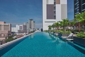 马六甲Courtyard by Marriott Melaka的大楼顶部的大型游泳池