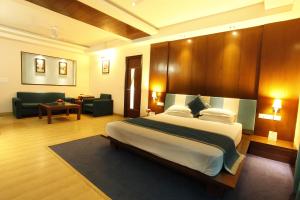 JūngaFlag House Resort的一间带大床的卧室和一间客厅