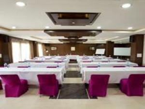 JūngaFlag House Resort的大房间设有白色桌子和紫色椅子