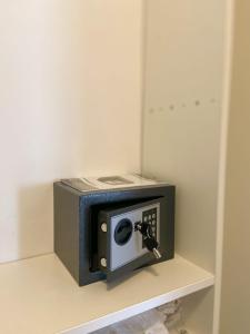 里耶卡Portview apartment的放在一个房间里架子上的一个小收音机