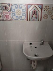 巴科洛德FAST Wifi 400 Mbps Tiny House in Bacolod City的浴室内铺有瓷砖,配有白色水槽。