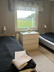维斯比Traume vandrarhem的一间卧室设有一张床和一个窗口