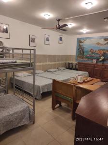 滨海托萨Hostal Sant Jordi的客房设有三张双层床和一张桌子。