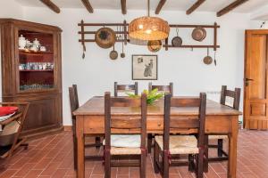 安科纳Casale della Luna的一间带木桌和椅子的用餐室