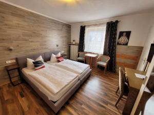 巴特布拉姆施泰特Hotel MoinMoin的卧室配有一张床和一张桌子及椅子