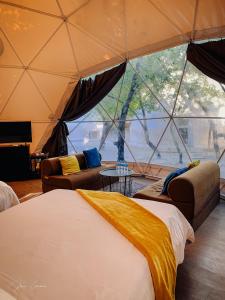 锡基霍尔Aquamare Beach Camp Resort的一间设有两张床和帐篷的房间