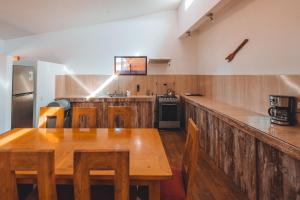 圣佩德罗·德·阿塔卡马Peumayen Atacama cabaña&Hostal的厨房配有木台和木桌
