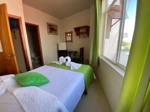 比亚米尔港El Rincón de George的带窗户的客房内的两张床