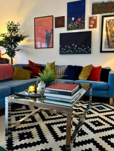 都柏林Charming central 3 Bed的客厅配有蓝色的沙发和玻璃桌
