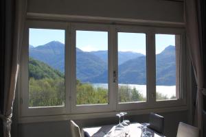 皮尔斯亚Hotel Ristorante La Sorgente的客房设有山景窗户。