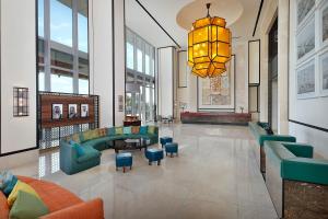 吉达Assila, a Luxury Collection Hotel, Jeddah的大堂配有沙发、椅子和吊灯