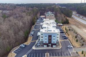 罗利TownePlace Suites by Marriott Raleigh - University Area的享有大楼空中景色,设有停车场