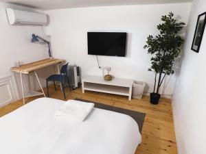 特拉维夫Ajami Guest House的白色客房 - 带两张床和平面电视