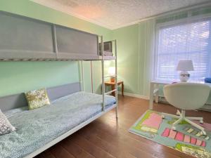 布雷斯布里奇Entire house/wifi/private/cozy/escape/Muskoka lake的卧室配有双层床、书桌和椅子