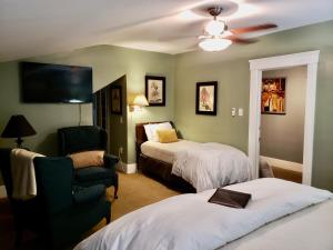 阿什兰Bayberry Inn B&B and Oregon Wellness Retreat的酒店客房,配有两张床和椅子