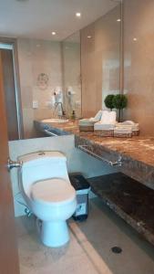 卡塔赫纳Luxury apartment in Morros - Cartagena de Indias的浴室配有白色卫生间和盥洗盆。
