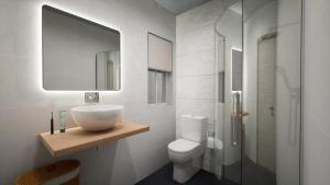 梅利哈Gest的一间带水槽、卫生间和镜子的浴室