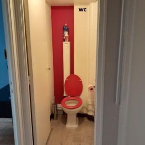 雷恩chambre dans une colocation的一间带卫生间和红色墙壁的浴室