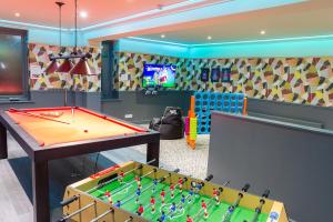 纽比桥湖畔酒店及水疗中心的一间带台球桌和电视的游戏室