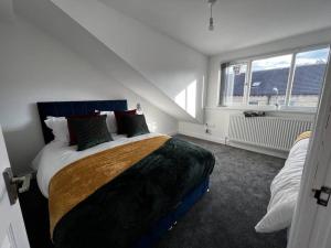 WibseyLuxe Loft Living: A Home Away From Home的一间卧室设有一张大床和两个窗户。