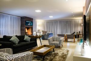 新弗里堡Hotel Vila Verde的客厅配有沙发和桌子