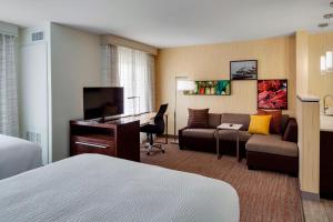 巴斯巴斯不伦瑞克区万豪原住客栈的酒店客房配有一张床、一张沙发和一张书桌。