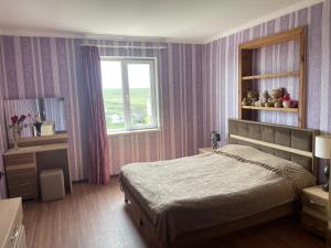 Udabnowine valley的一间卧室设有一张大床和一个窗户。