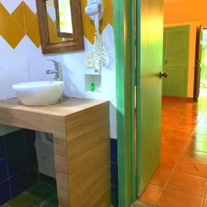 恰帕德科尔索拉塞瓦酒店的一间带水槽和镜子的浴室
