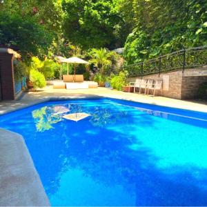 恰帕德科尔索拉塞瓦酒店的庭院里的一个蓝色海水大型游泳池