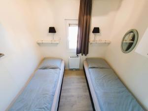 佩滕Sandy Feet Retreat的小型客房 - 带2张床和窗户