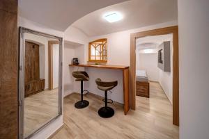 贝尔格莱德Apartment Vrabac, Kosančićev Venac的一间位于客房内的带镜子和凳子的浴室