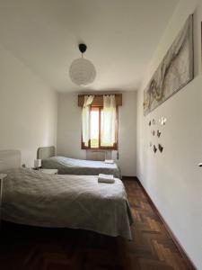 奎托·迪·特雷维索Appartamento al piano terra vicino all’aeroporto.的一间卧室设有两张床和窗户。