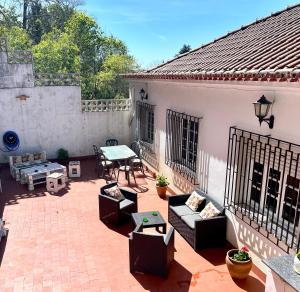 卡尔达斯·德·雷斯La Veiga 54的庭院配有桌椅和桌子。