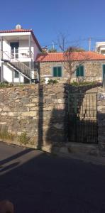 蓬他达维托亚Casa do Avô的房屋前有门的石墙