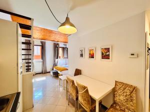 博洛尼亚法尔科内22号公寓的厨房以及带桌椅的用餐室。