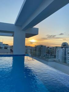 Luxury 2Bedr, 2 Balcony Pool, Gym, Downtown Santo Domingo内部或周边的泳池