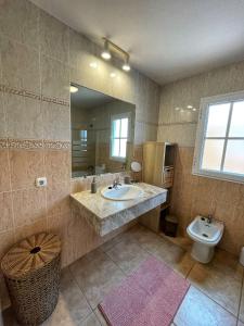 卡勒达德福斯特Villa Katerina的一间带水槽、卫生间和镜子的浴室